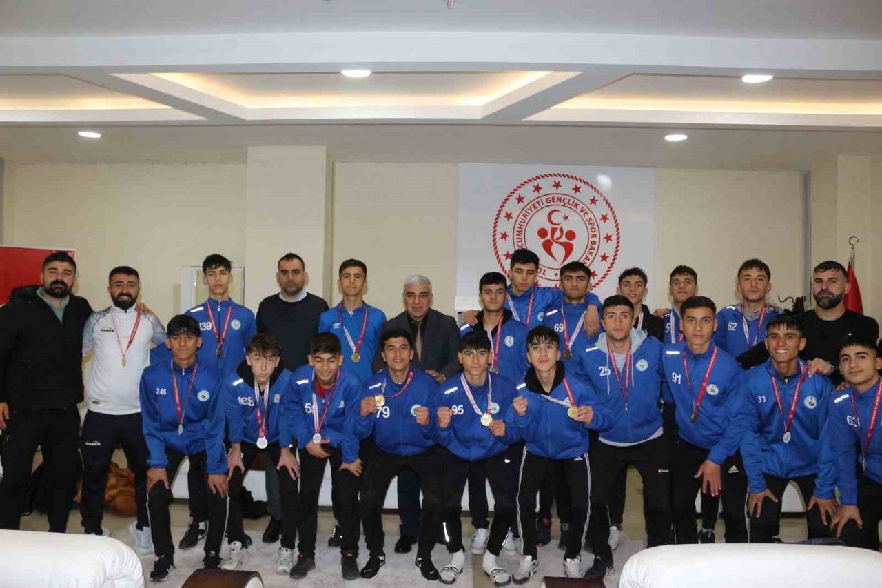 Cizre Spor Lisesi futbol turnuvasında bölge şampiyonu oldu