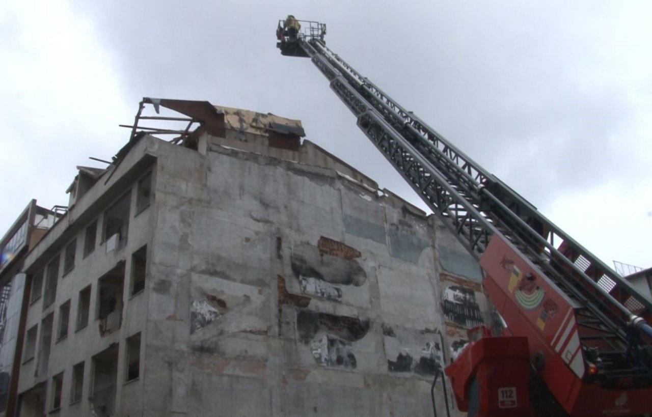 Güngören’de 5 katlı binanın çatısı çöktü: 1 yaralı