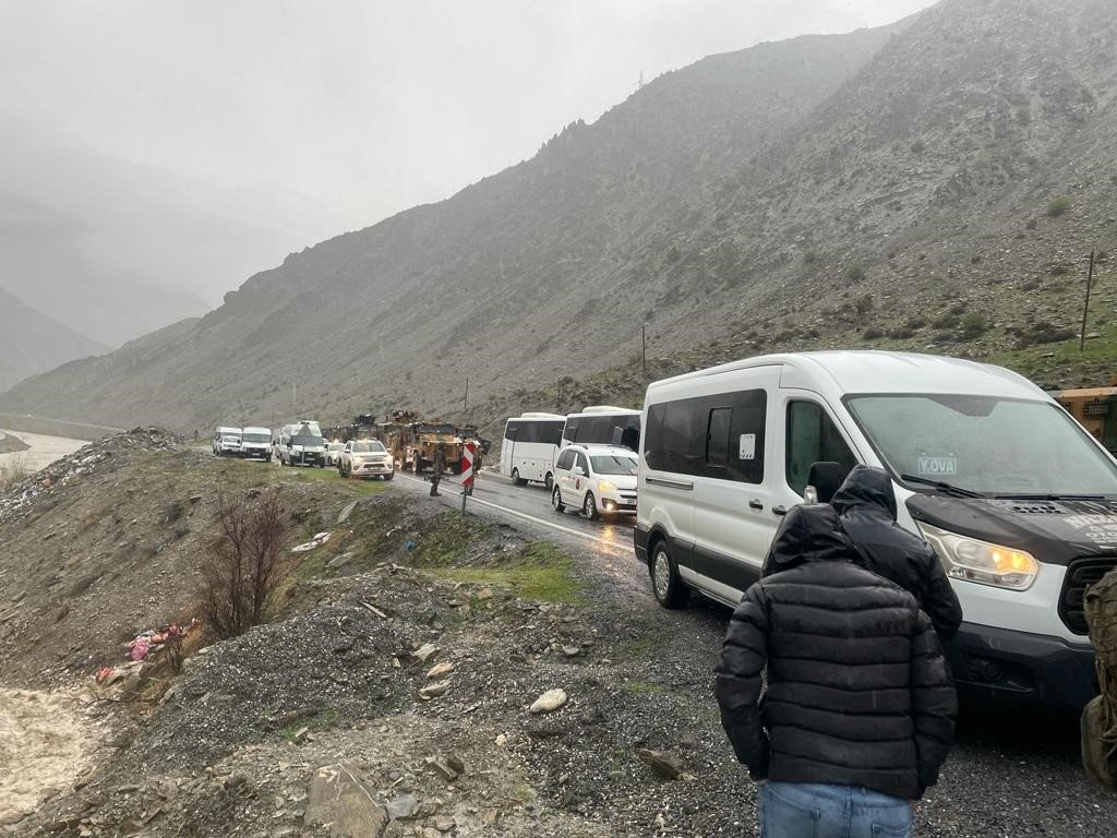 Hakkari-Van Karayolu’nda heyelan