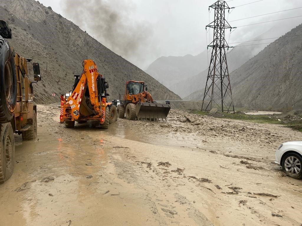 Hakkari-Van Karayolu’nda heyelan