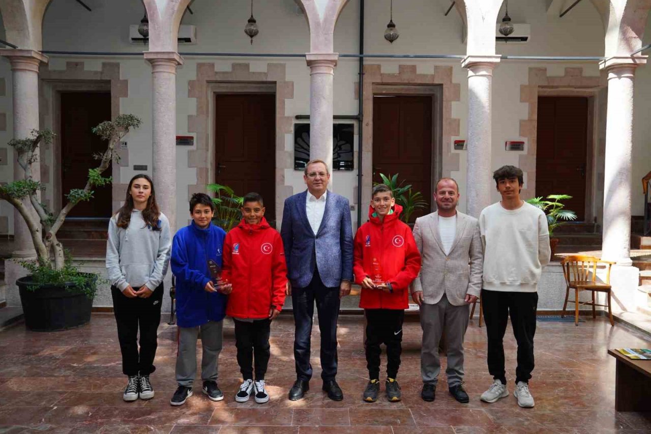 Ayvalık’ın milli sörfçüleri Avrupa’nın zirvesi için yarışıyor