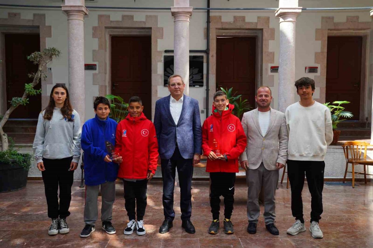 Ayvalık’ın milli sörfçüleri Avrupa’nın zirvesi için yarışıyor