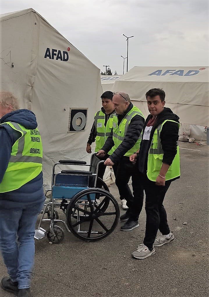 Hatay’da görev yapan Pamukkale HEM ekibi engelli depremzedeyi sevindirdi