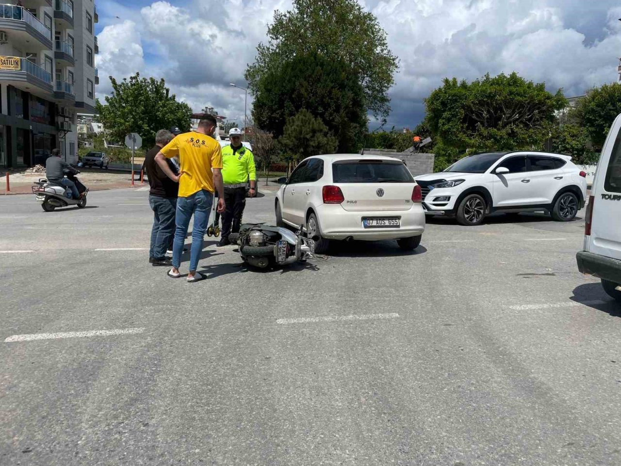 Kontrolsüz kavşakta kaza: Motosiklet sürücüsü yaralandı