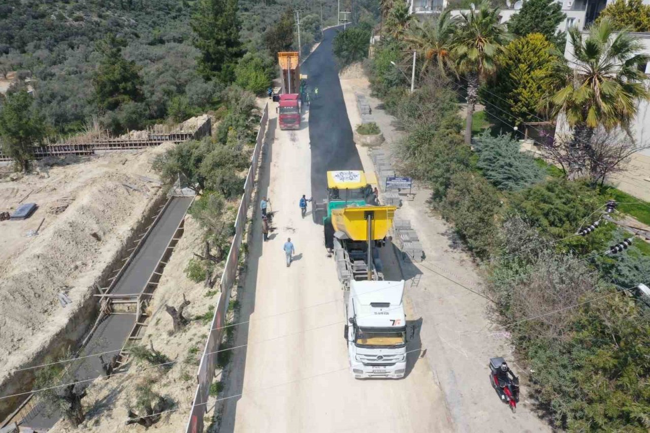 Aydın Büyükşehir Belediyesi Kuşadası’nda yol yapım çalışmalarına devam ediyor