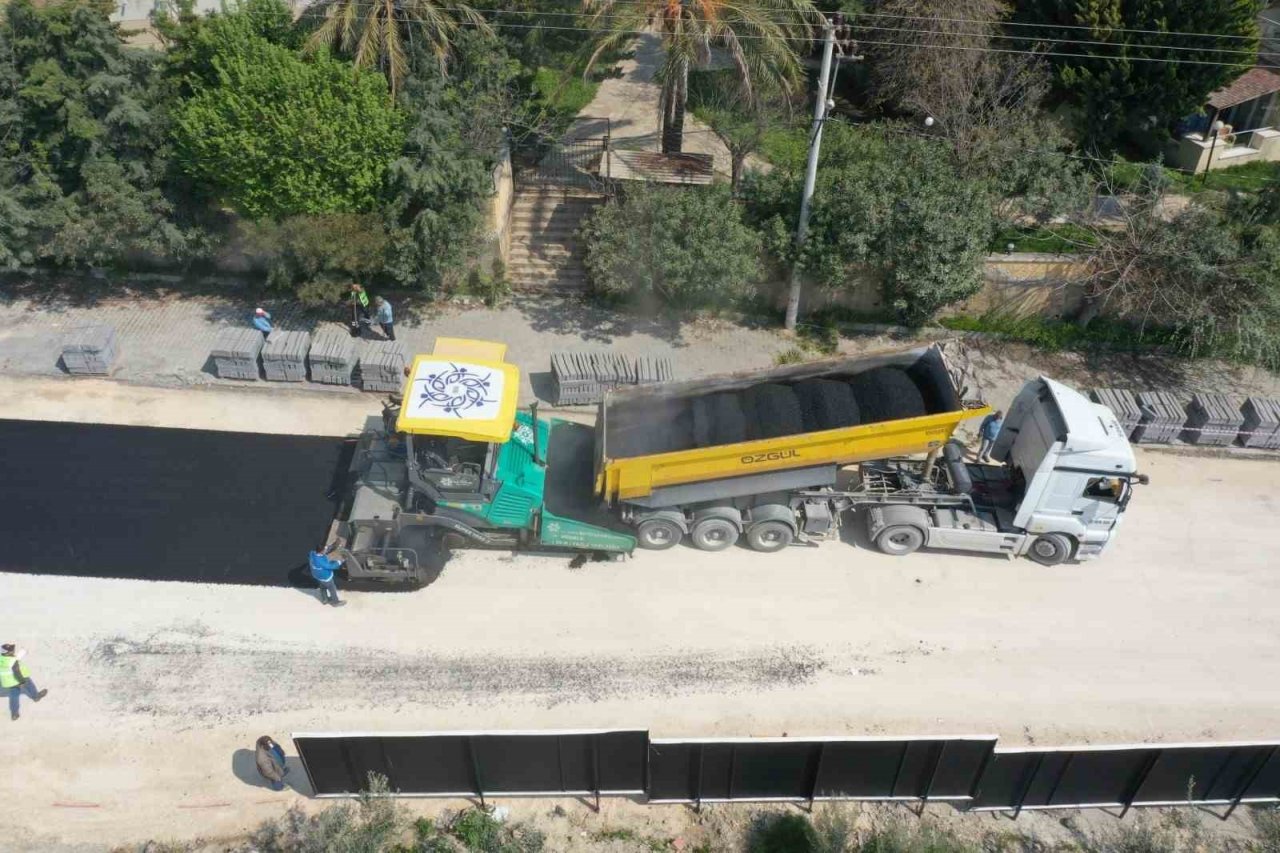 Aydın Büyükşehir Belediyesi Kuşadası’nda yol yapım çalışmalarına devam ediyor
