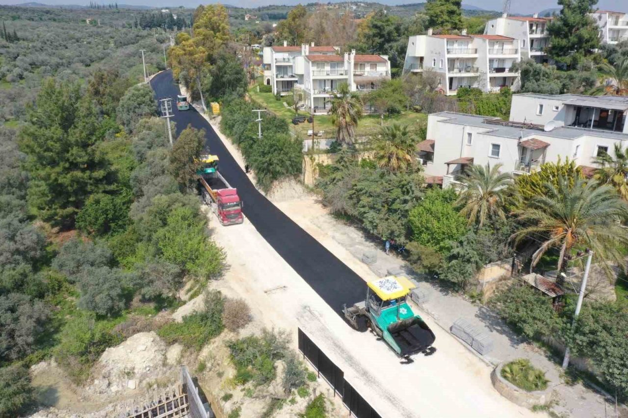 Aydın Büyükşehir Belediyesi Kuşadası’nda yol yapım çalışmalarına devam ediyor