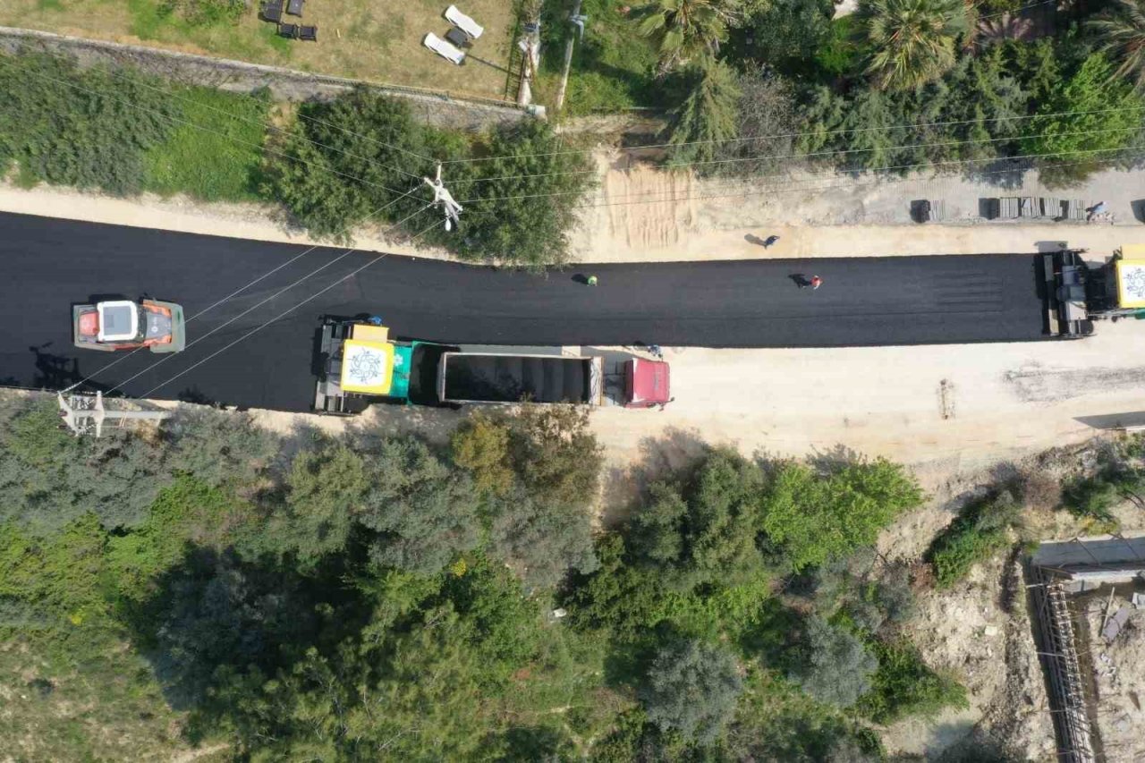 Aydın Büyükşehir Belediyesi Kuşadası’nda yol yapım çalışmalarına devam ediyor