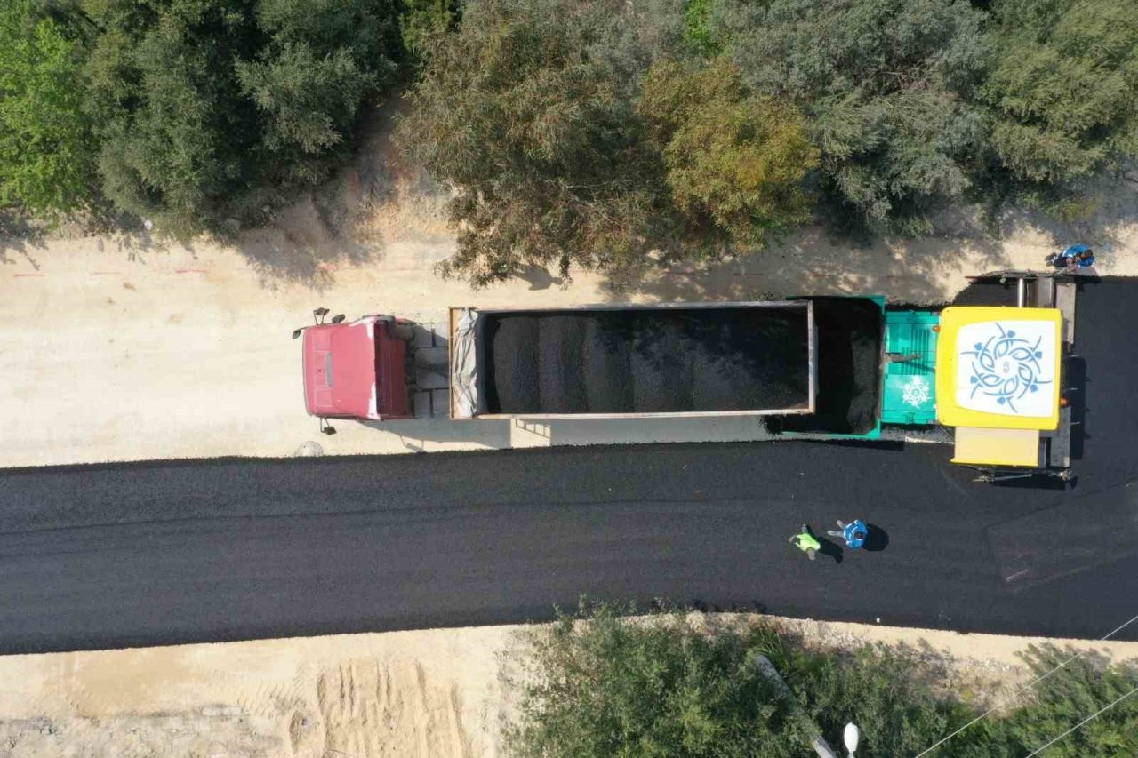 Aydın Büyükşehir Belediyesi Kuşadası’nda yol yapım çalışmalarına devam ediyor