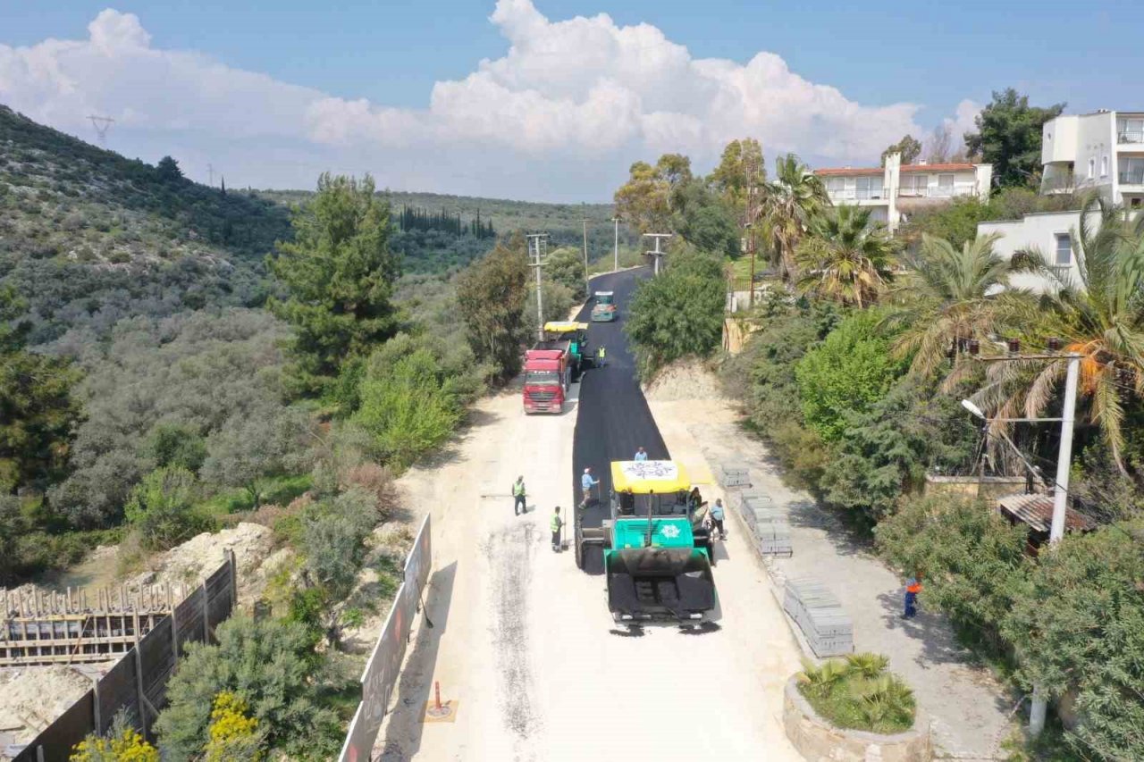 Aydın Büyükşehir Belediyesi Kuşadası’nda yol yapım çalışmalarına devam ediyor