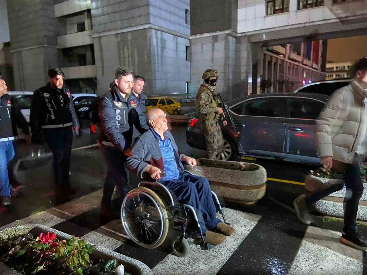 Kırmızı bültenle aranan uyuşturucu baronu Ürfi Çetinkaya ile 5 suç örgütü üyesi İstanbul Emniyet Müdürlüğüne getirildi