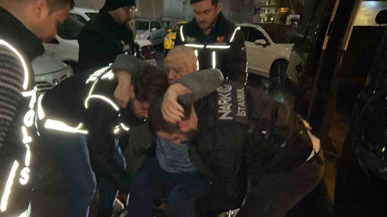 Kırmızı bültenle aranan uyuşturucu baronu Ürfi Çetinkaya ile 5 suç örgütü üyesi İstanbul Emniyet Müdürlüğüne getirildi