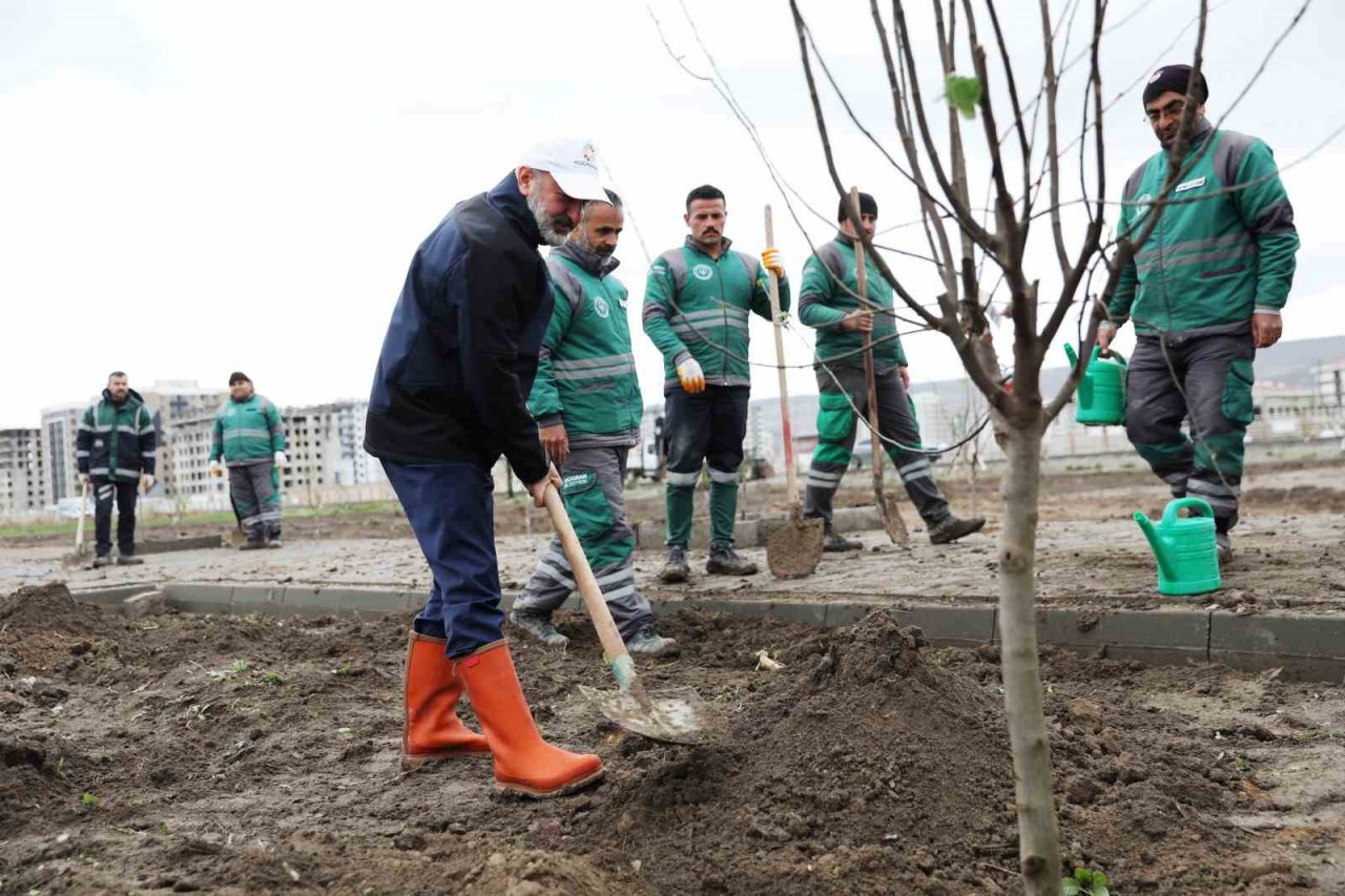 Başkan Çolakbayrakdar’dan Kayseri’de yine ilk olan Meyve Bahçeli Park Projesi