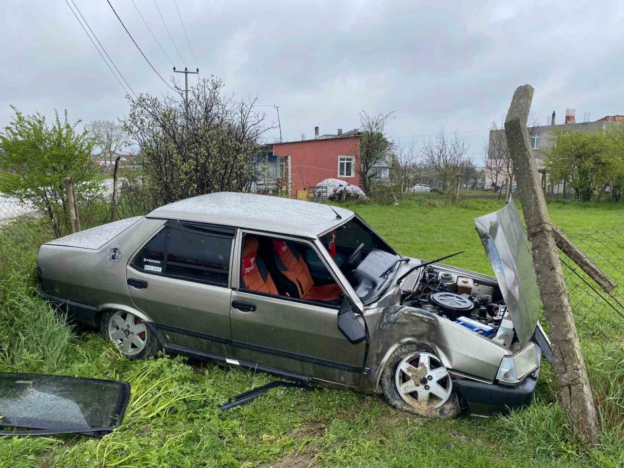 Kontrolden çıkan araç yol kenarındaki bahçeye uçtu