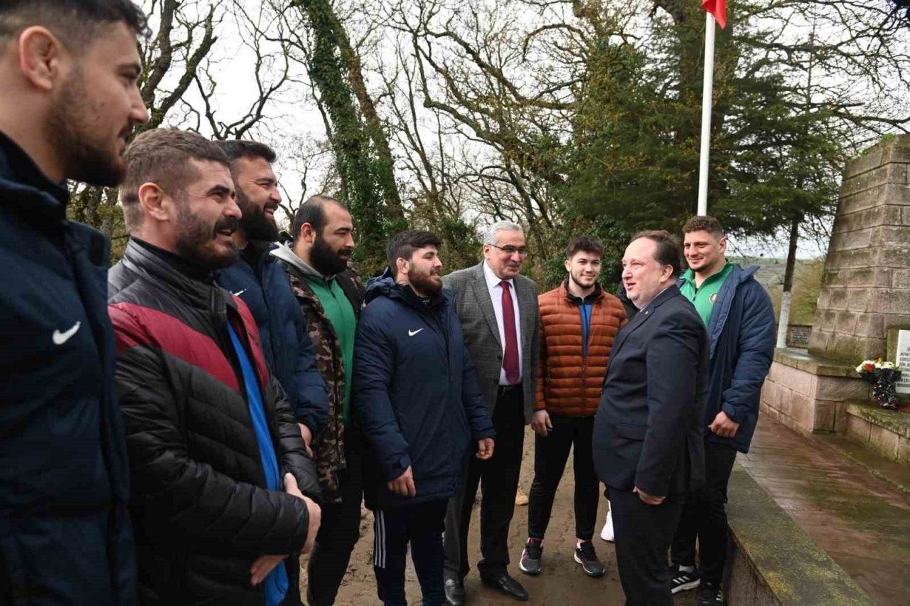 Kurtdereli Mehmet Pehlivan mezarı başında anıldı