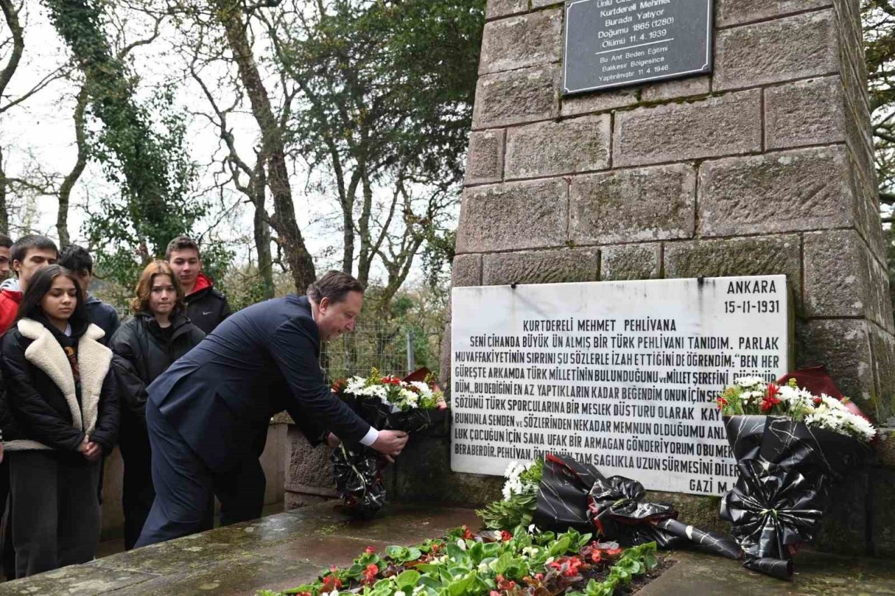 Kurtdereli Mehmet Pehlivan mezarı başında anıldı