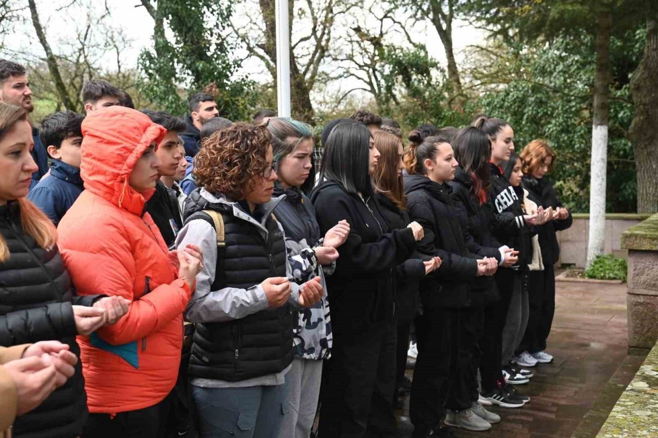 Kurtdereli Mehmet Pehlivan mezarı başında anıldı