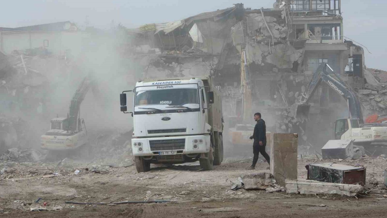 Malatya’da ağır hasarlı binaların yıkımı ve enkaz kaldırma çalışmaları sürüyor