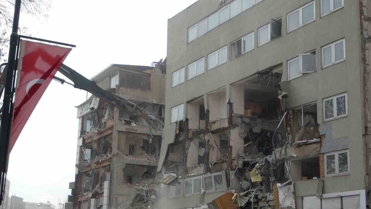 Malatya’da ağır hasarlı binaların yıkımı ve enkaz kaldırma çalışmaları sürüyor