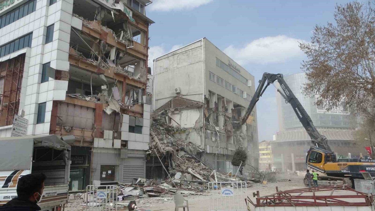 Malatya’da ağır hasarlı binaların yıkımı ve enkaz kaldırma çalışmaları sürüyor