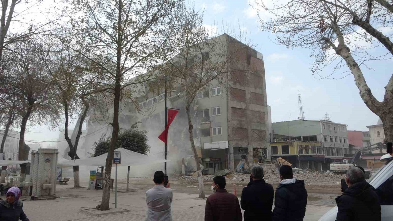 Malatya’da ağır hasarlı binaların yıkımı ve enkaz kaldırma çalışmaları sürüyor