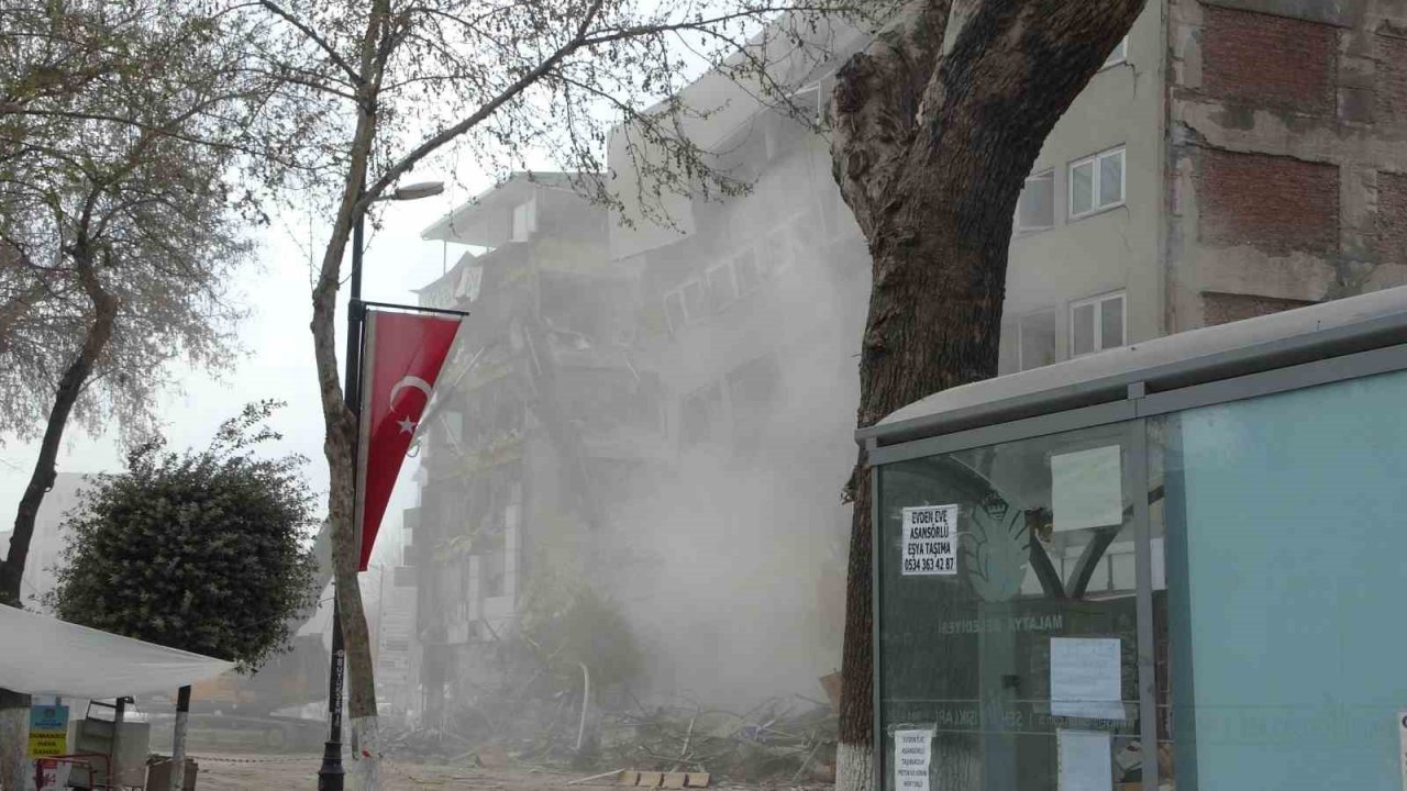 Malatya’da ağır hasarlı binaların yıkımı ve enkaz kaldırma çalışmaları sürüyor