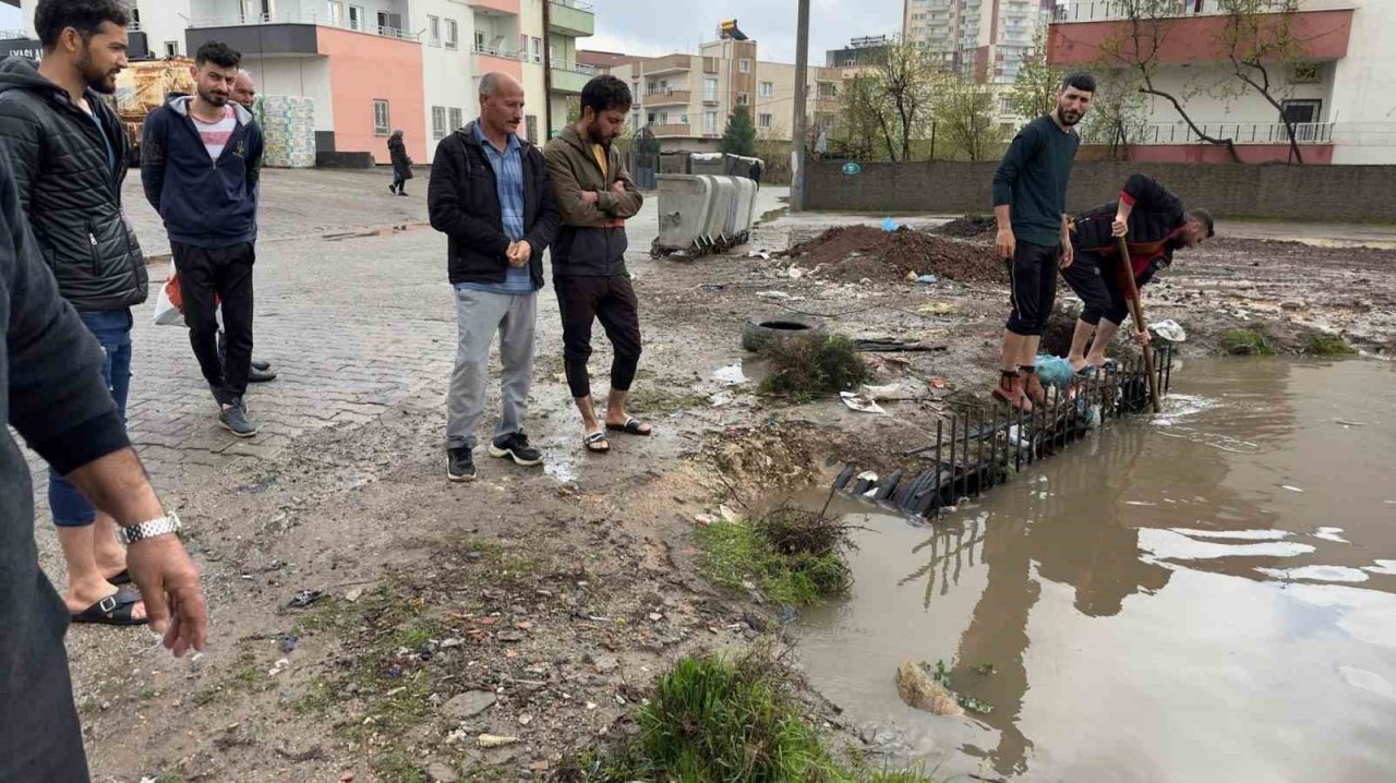 Midyat ve Nusaybin’de sel meydana geldi, evleri su bastı, yollar kapandı