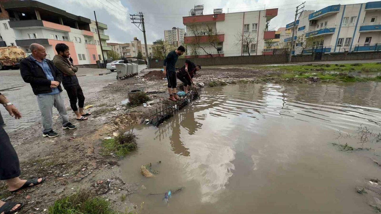 Midyat ve Nusaybin’de sel meydana geldi, evleri su bastı, yollar kapandı