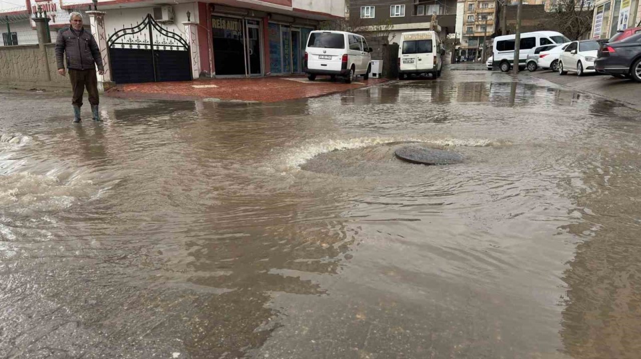 Midyat ve Nusaybin’de sel meydana geldi, evleri su bastı, yollar kapandı