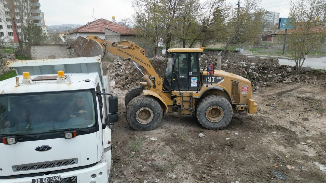 Kentsel dönüşümle yıkılan gecekonduların hafriyatı temizleniyor