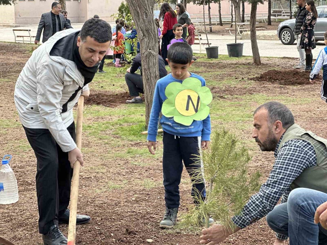 Öğrenciler fidan dikti