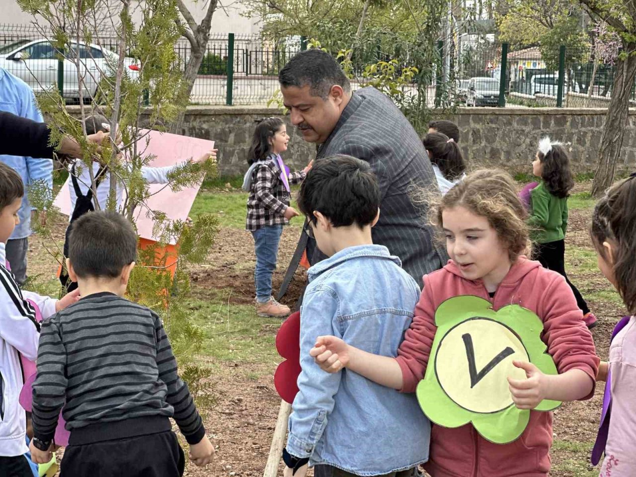 Öğrenciler fidan dikti