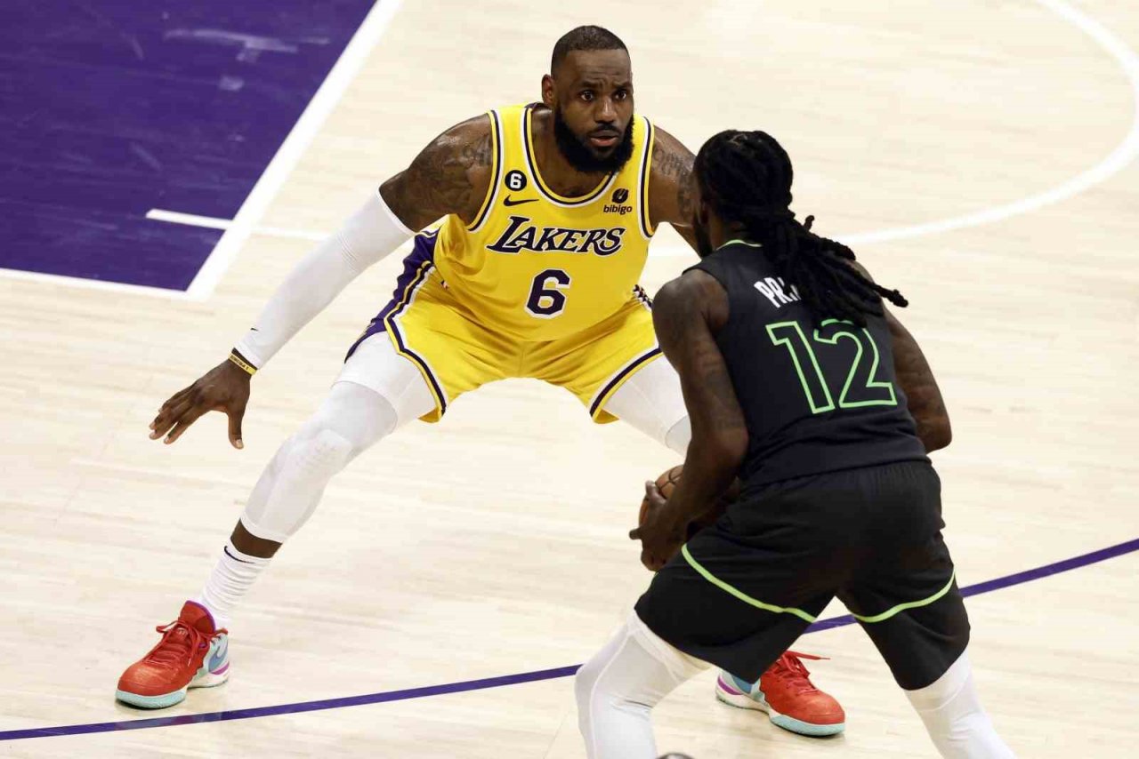 Los Angeles Lakers ve Atlanta Hawks play-off’lara yükseldi