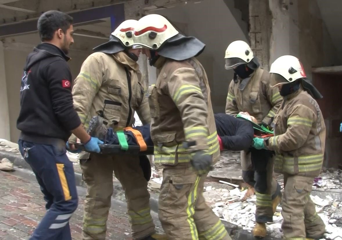 Güngören’de 5 katlı binanın çatısı çöktü: 1 yaralı