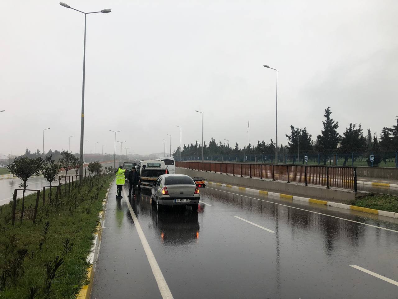 Bandırma’da otoyolda su birikintisi zincirleme kazaya neden oldu