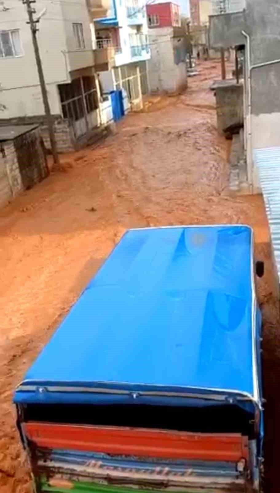 Şanlıurfa’da sağanak yağış sele neden oldu
