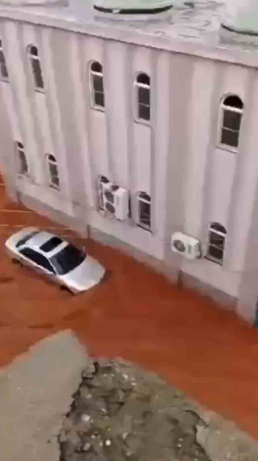 Şanlıurfa’da sağanak yağış sele neden oldu