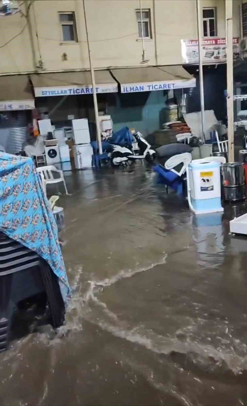 Siverek’te şiddetli yağış su baskınlarına ve sele neden oldu