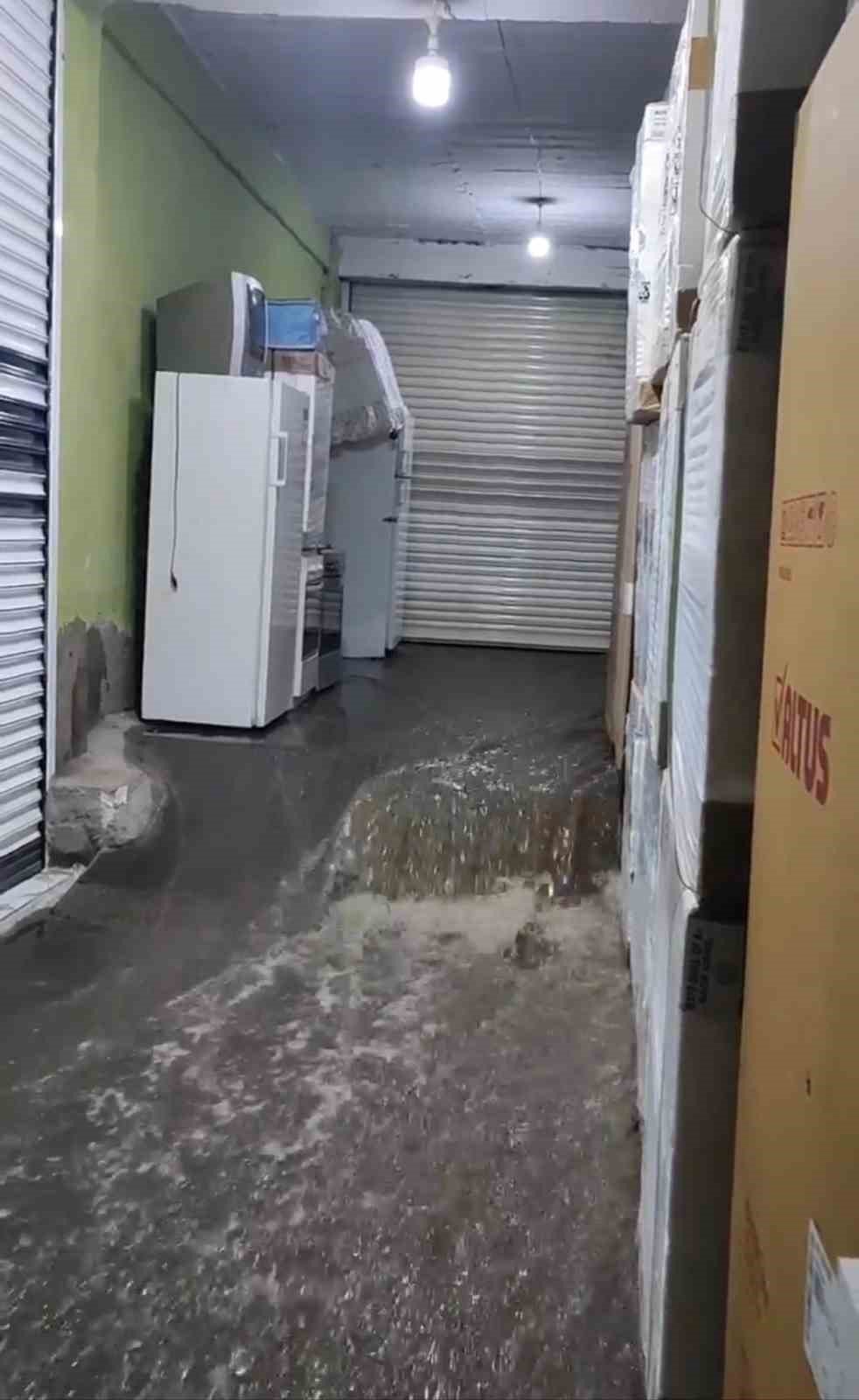 Siverek’te şiddetli yağış su baskınlarına ve sele neden oldu