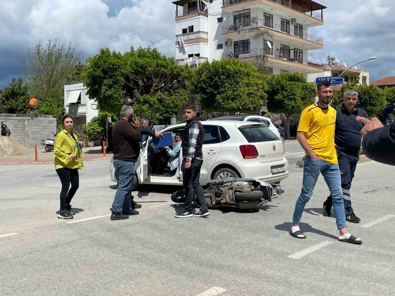 Kontrolsüz kavşakta kaza: Motosiklet sürücüsü yaralandı