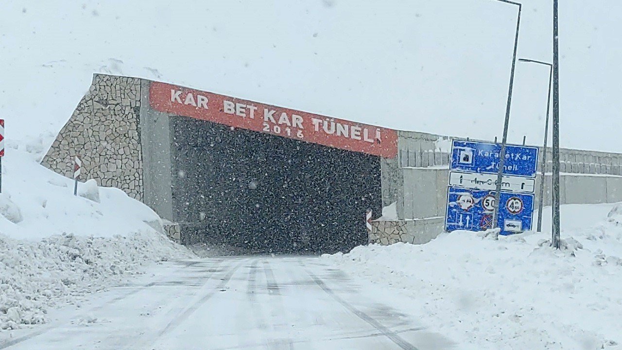 Van-Bahçesaray yolu ulaşıma kapatıldı