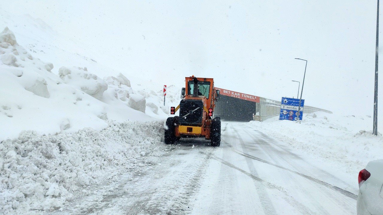 Van-Bahçesaray yolu ulaşıma kapatıldı