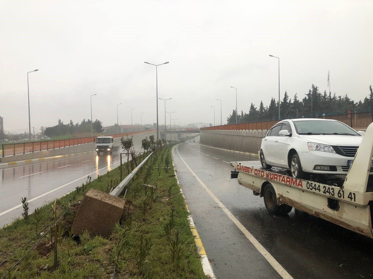 Bandırma’da otoyolda su birikintisi zincirleme kazaya neden oldu