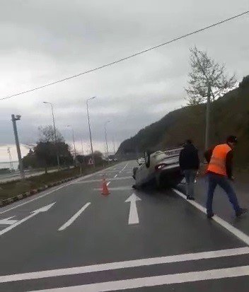 Yağışlı havada kontrolden çıkan otomobiller takla attı; 2 yaralı