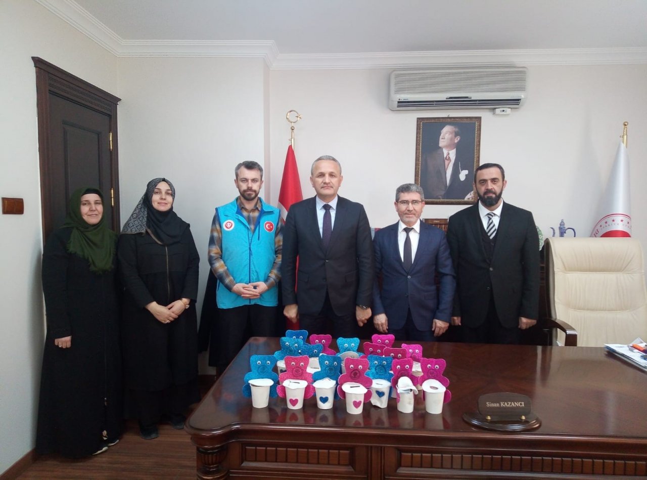 Afyonkarahisar’da minikler kumbaralarını bağışladı