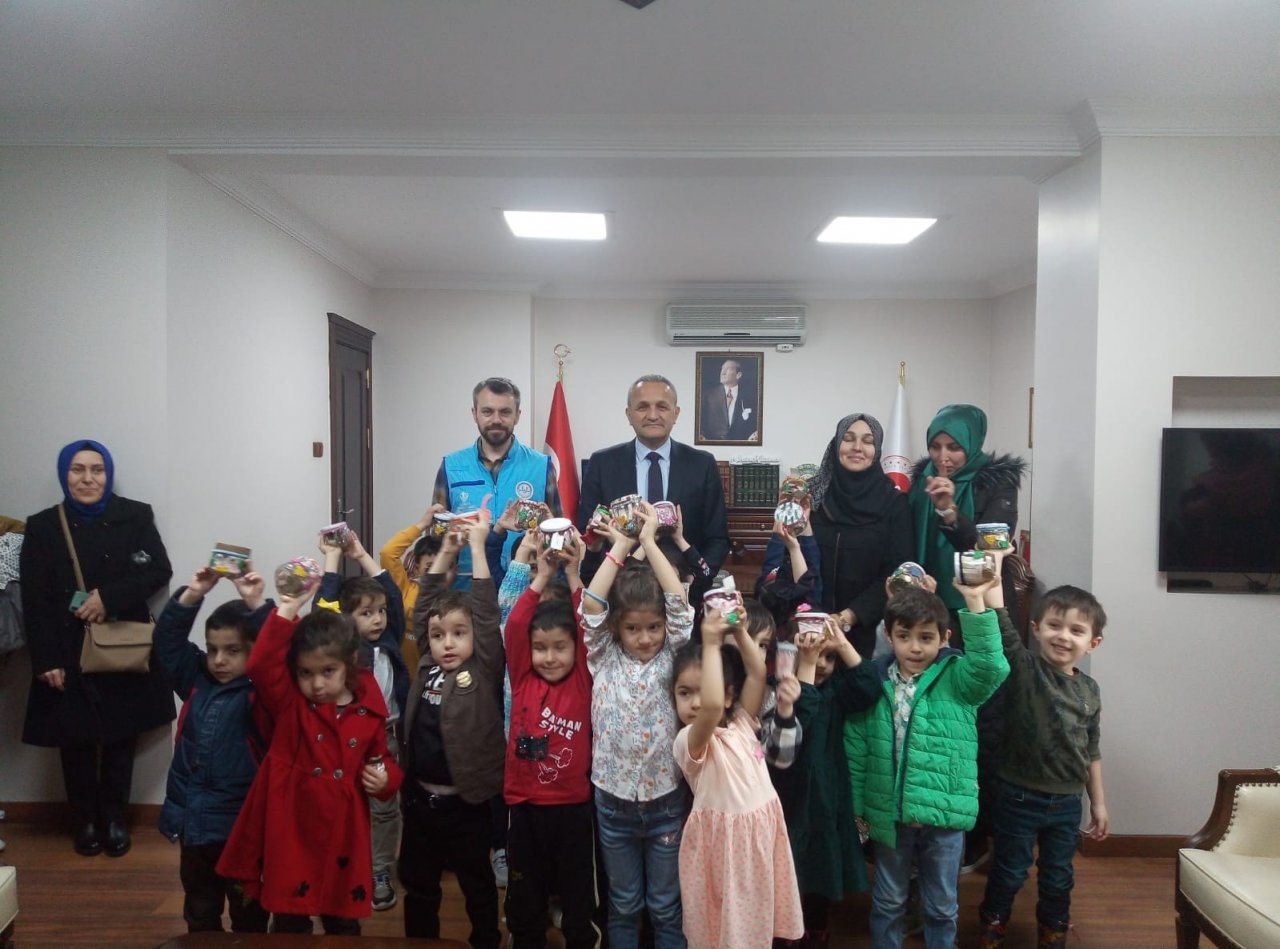 Afyonkarahisar’da minikler kumbaralarını bağışladı