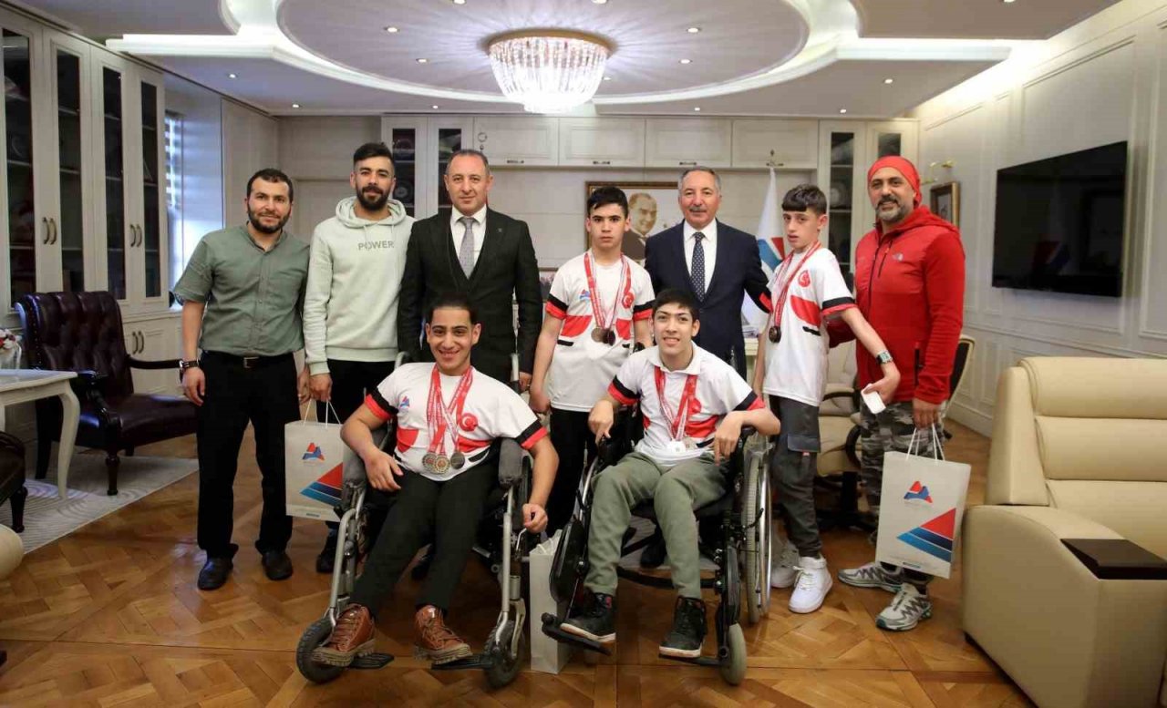 Prof. Dr. Karabulut, 15 madalya kazan başarılı sporcuları kutladı