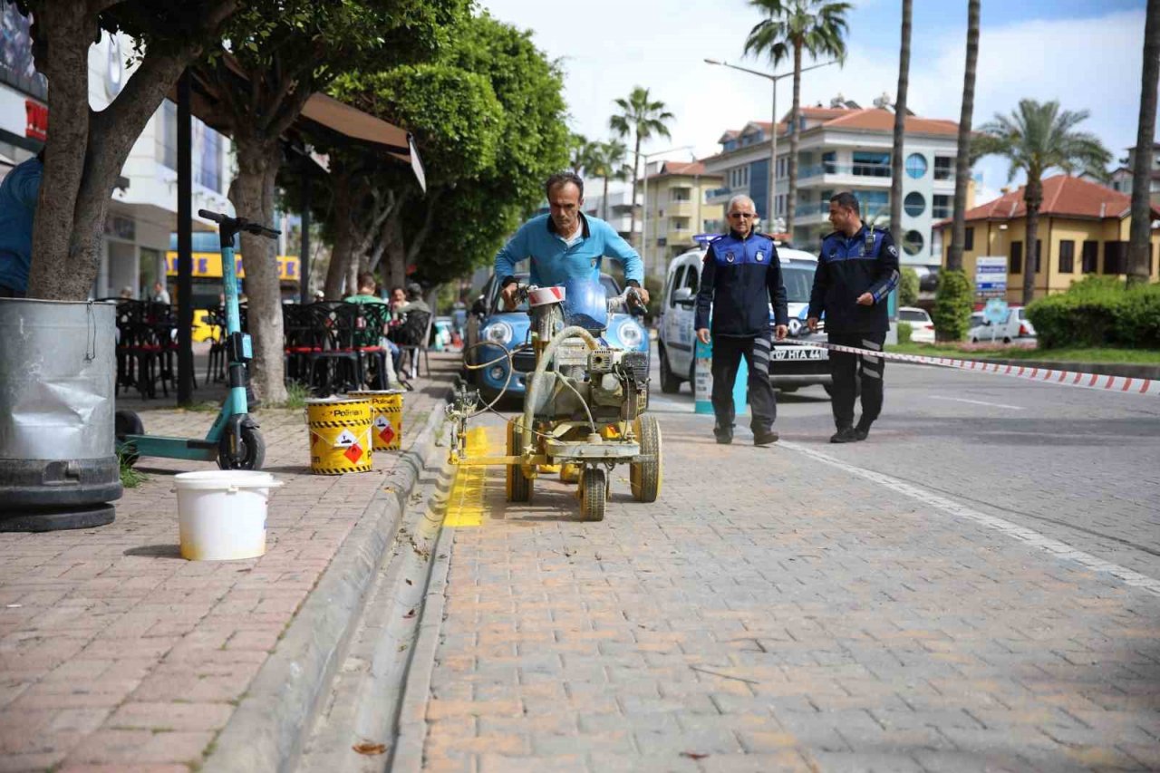 Alanya Belediyesi durak önlerinin boyasını yeniliyor