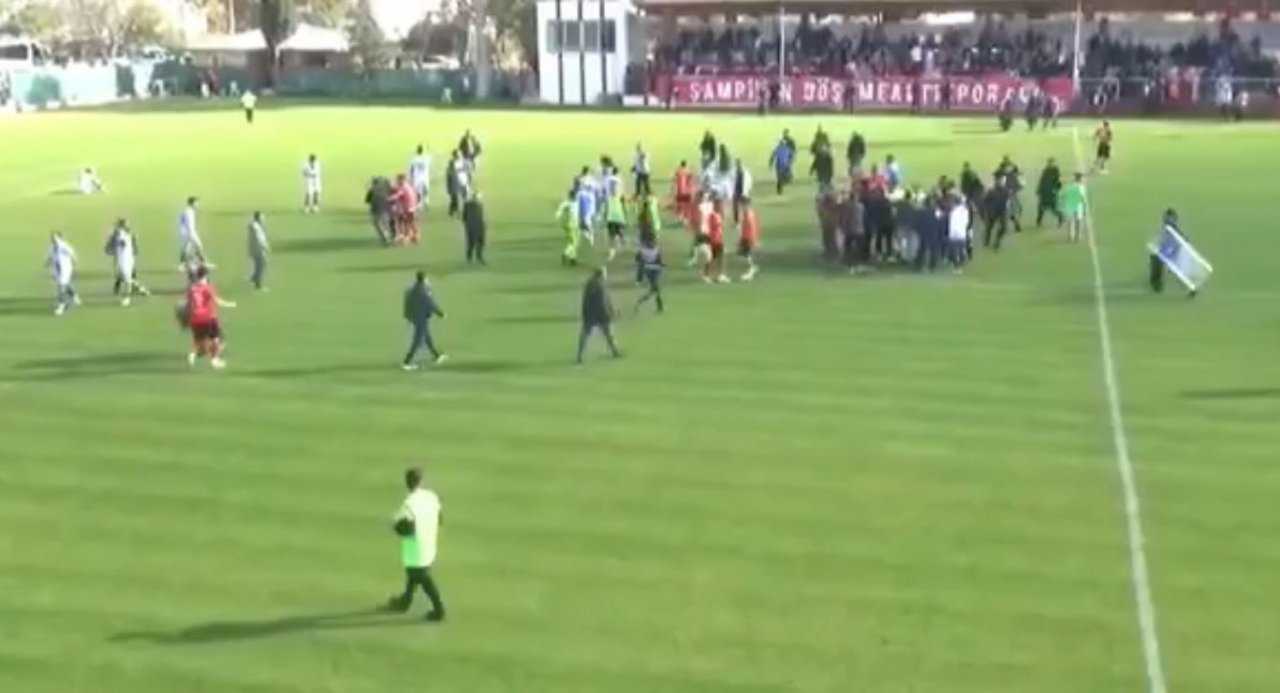 Amatör küme play-off maçının bitiş düdüğünde ortalık karıştı