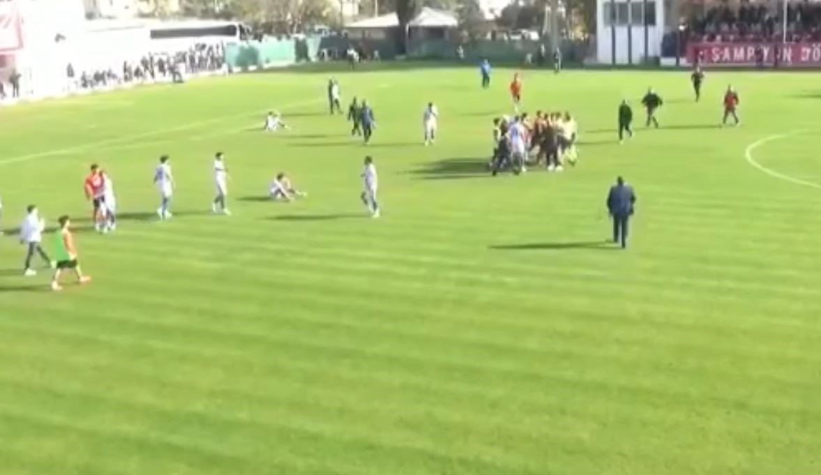 Amatör küme play-off maçının bitiş düdüğünde ortalık karıştı